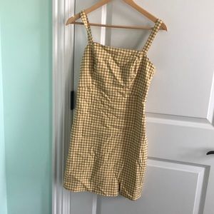 Hollister yellow dress size medium. Never worn new with tags.
